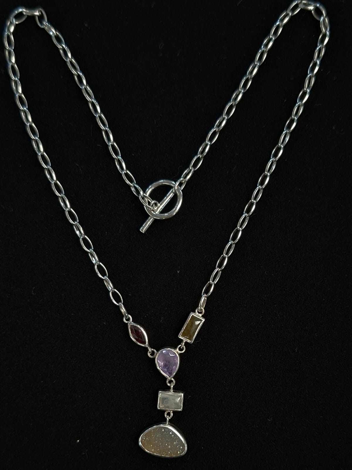 Sello de ley en el interior del collar con incrustaciones de amastista , cuarzo y granate en plata ley 925