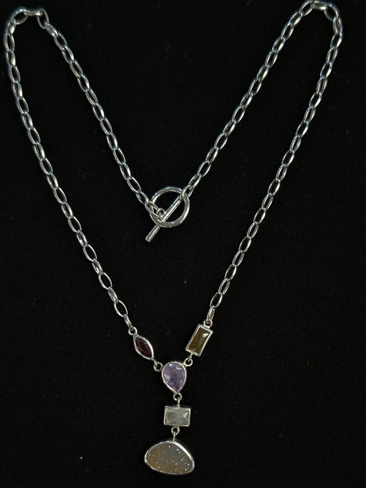Sello de ley en el interior del collar con incrustaciones de amastista , cuarzo y granate en plata ley 925