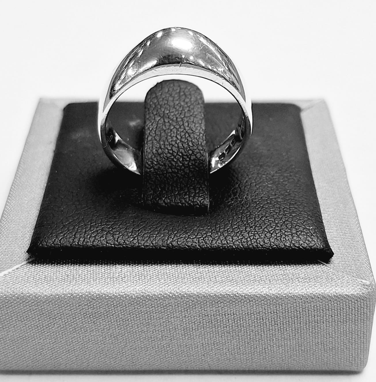 Sello de ley en el interior del anillo en plata ley 925