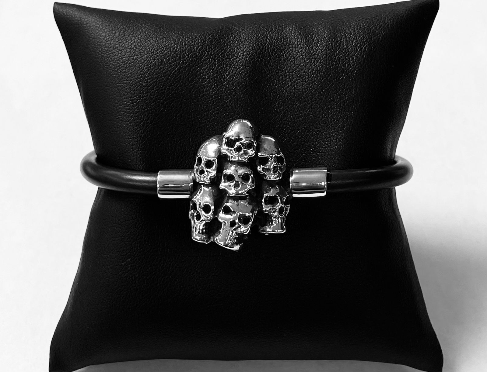Brazalete de Siete Craneos en Plata Ley 925 con Caucho, sello de autenticidad Plata Ley .925