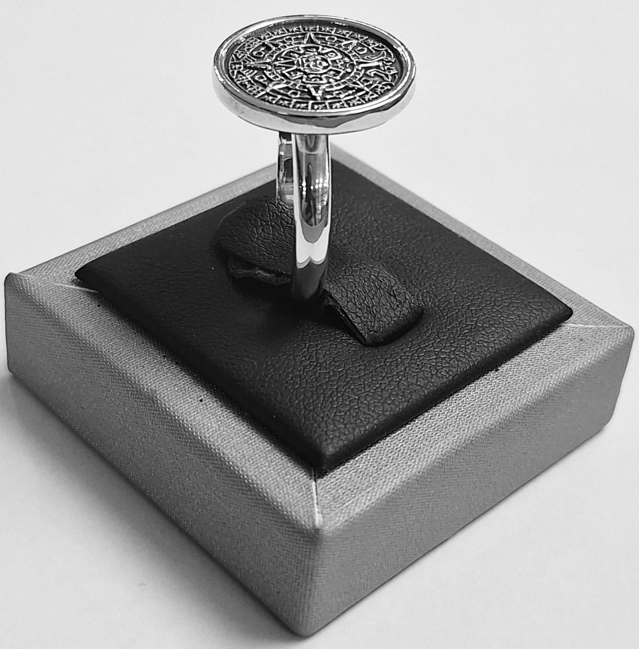 Anillo Calendario Azteca en Plata Ley 950, vista frontal