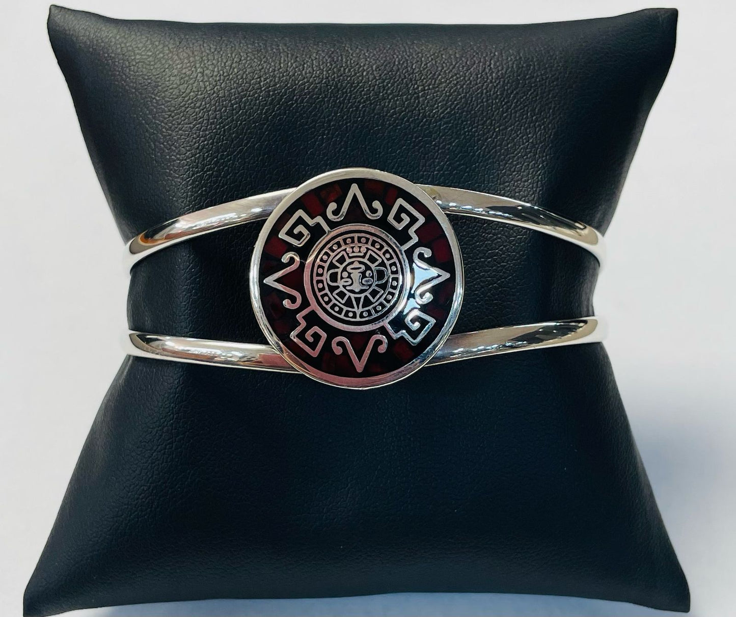 Brazalete Calendario Azteca en Plata Ley 925 con Coral, sello de autenticidad Plata Ley .925