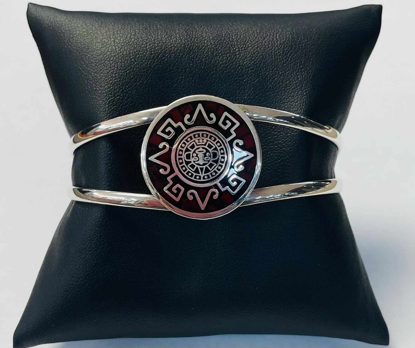 Brazalete Calendario Azteca en Plata Ley 925 con Coral, sello de autenticidad Plata Ley .925