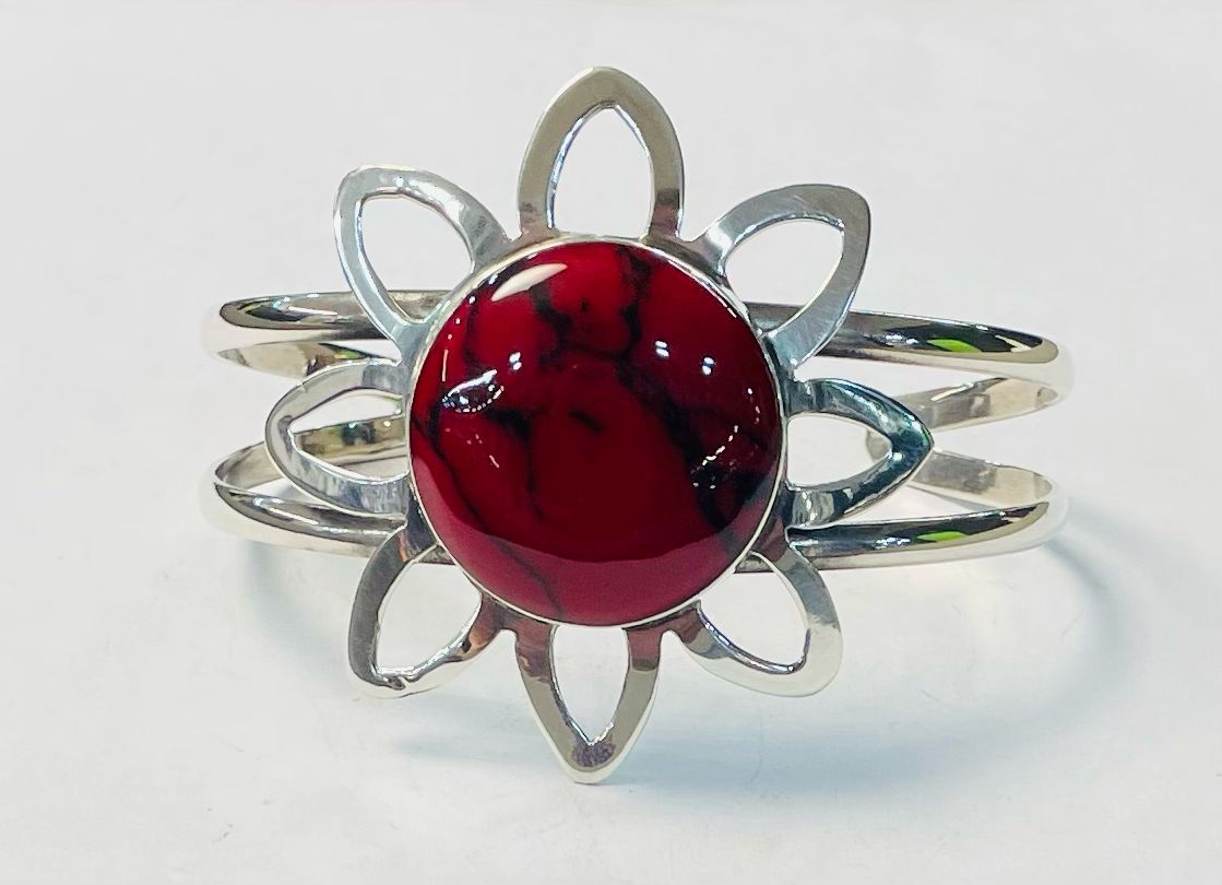 Sello de ley en el interior del brazalete con coral en plata ley 925