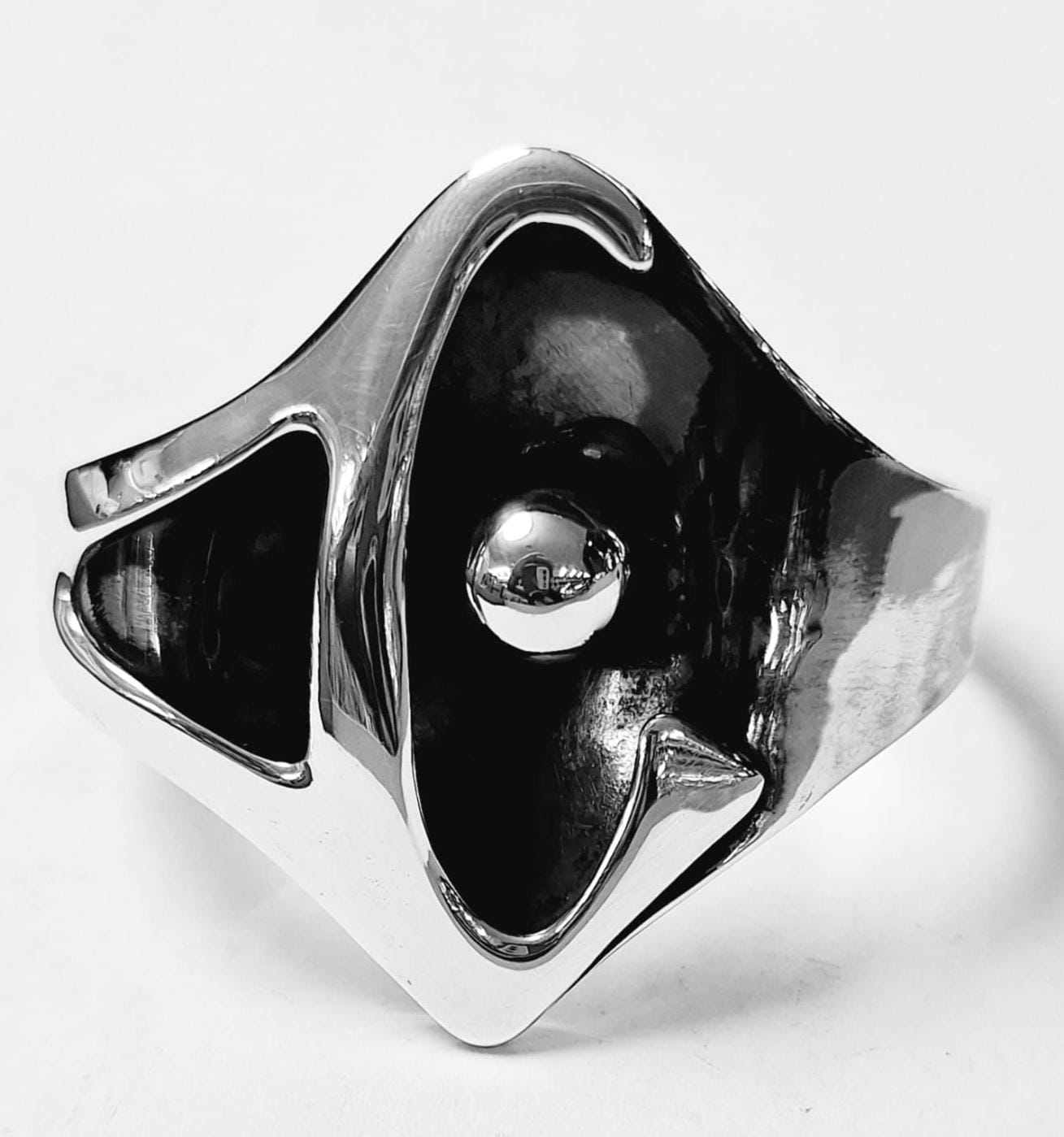 Sello de ley en el interior del brazalete en plata ley 950