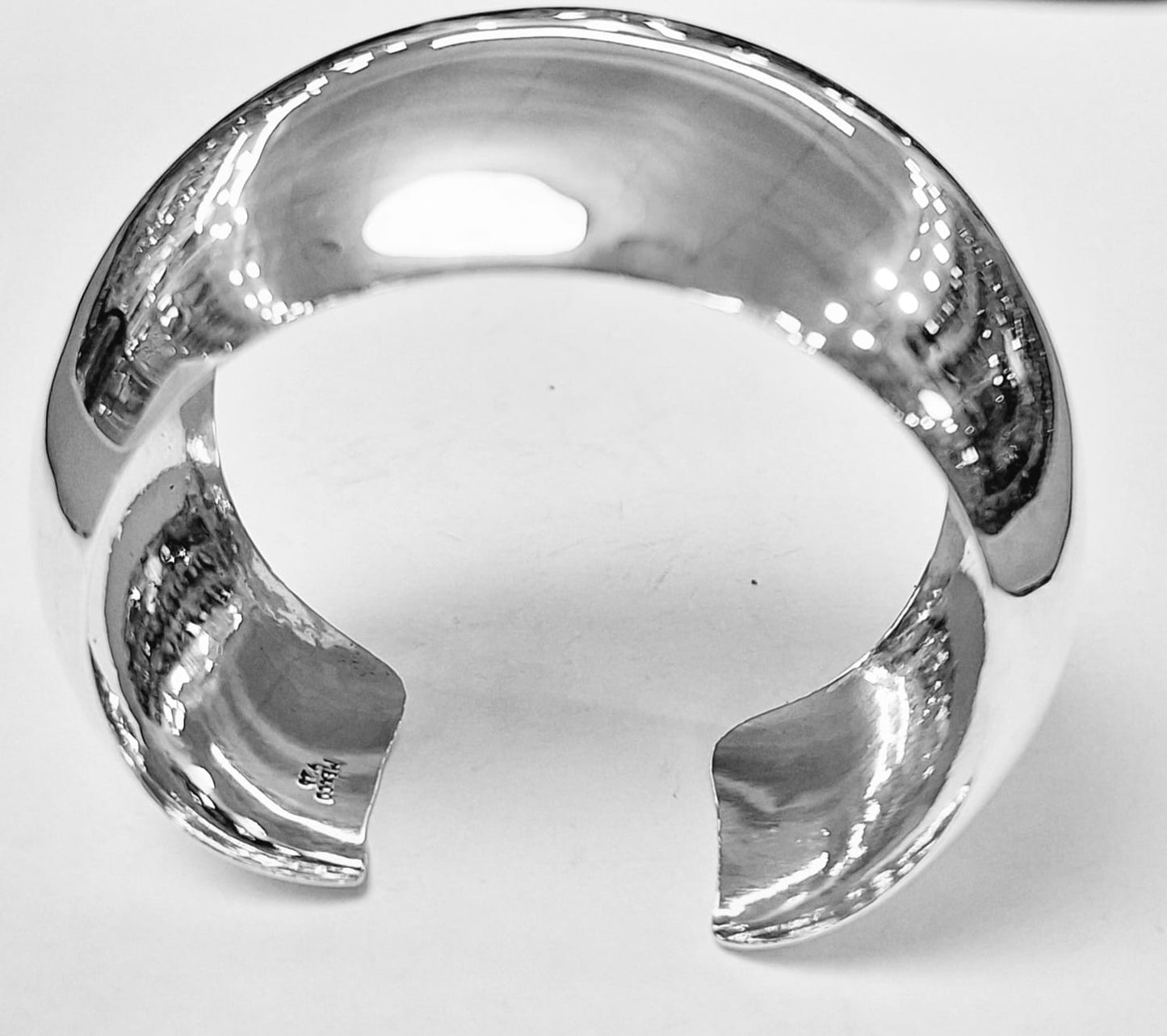 Sello de ley en el interior del brazalete en plata ley 925