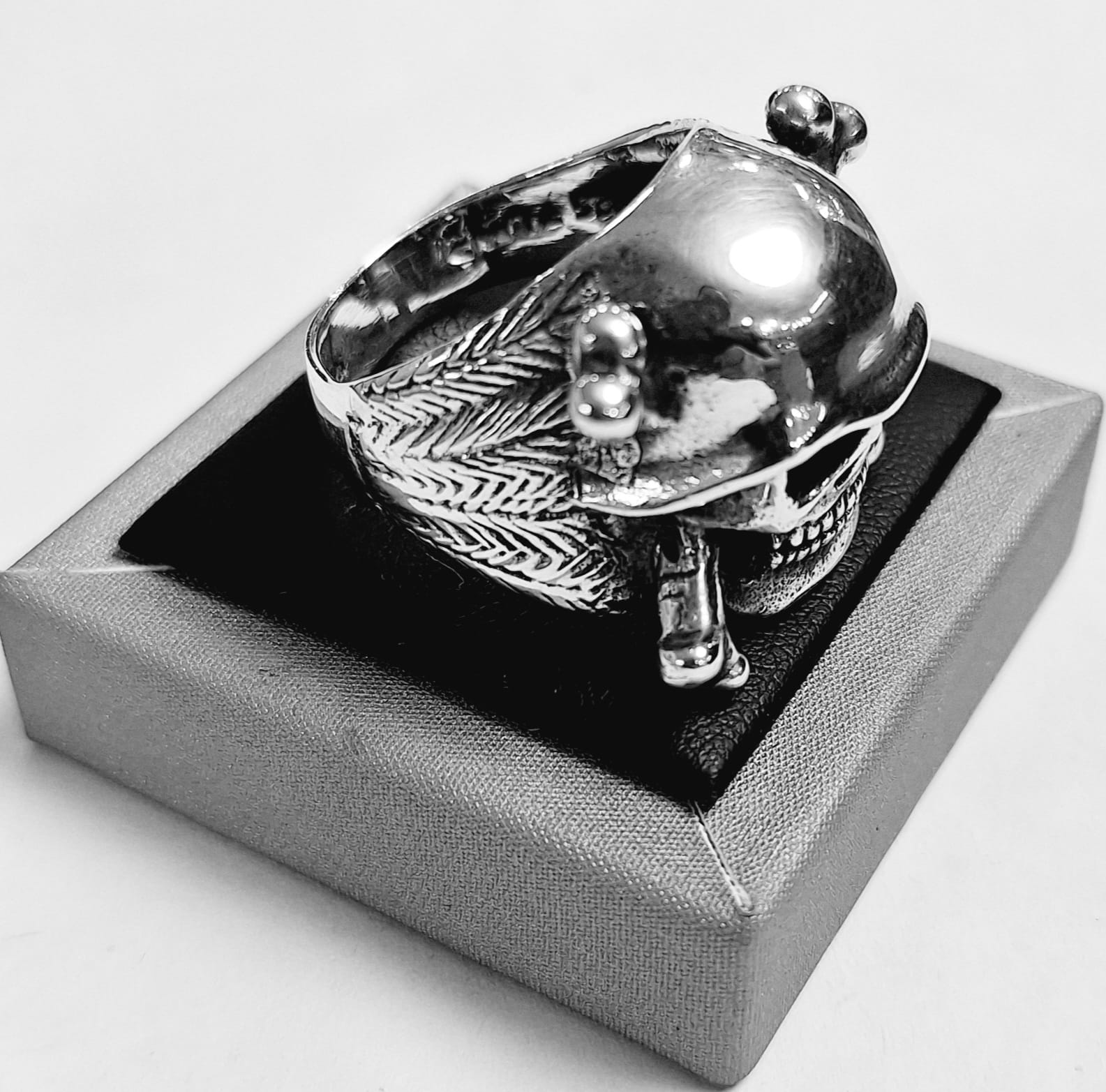 Anillo Calavera Pirata en Plata Ley 925, vista frontal