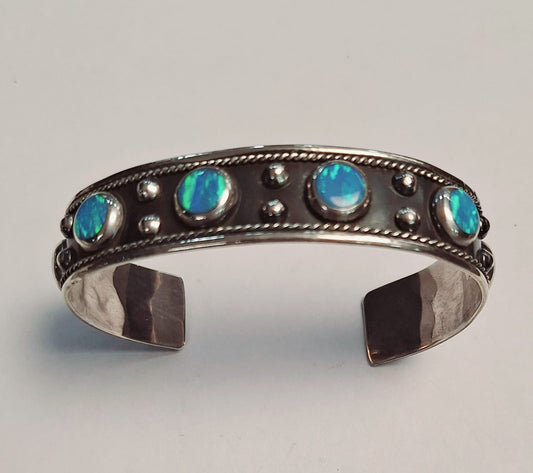 Sello de ley en el interior del brazalete con opalo en plata ley 925