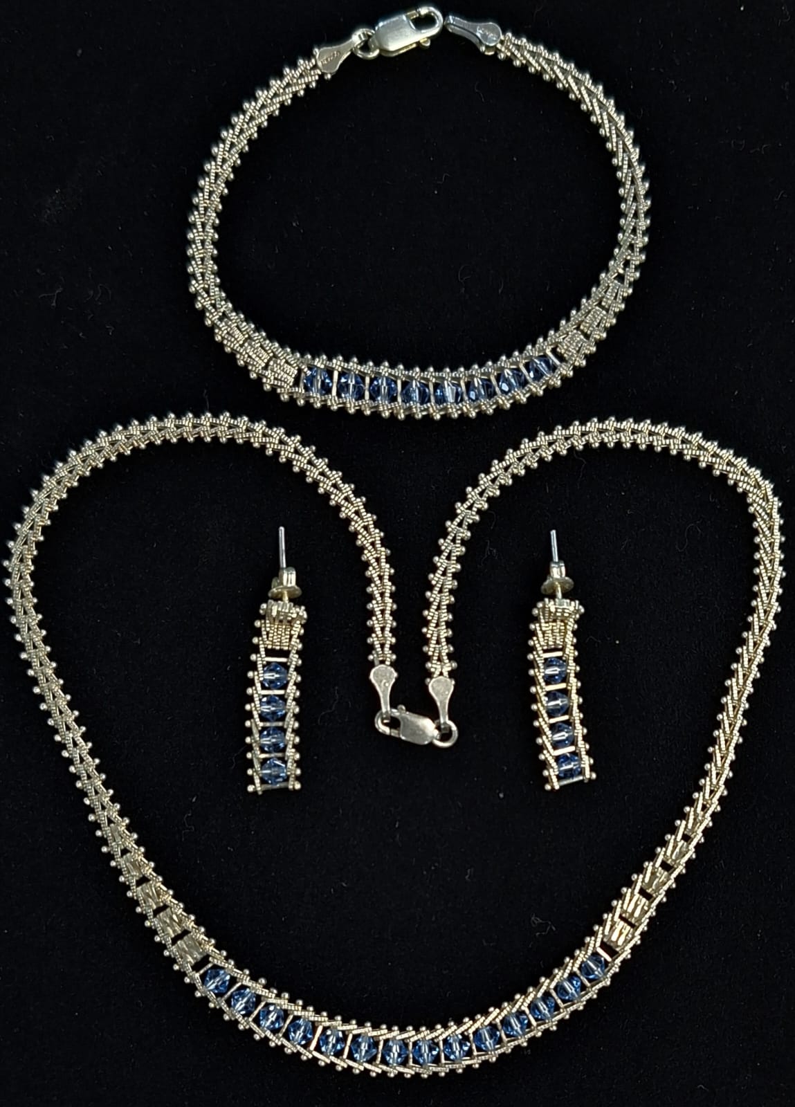 Sello de ley en el interior del set de collar con incrustaciones de topacio azul en plata ley 925