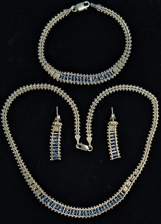 Sello de ley en el interior del set de collar con incrustaciones de topacio azul en plata ley 925