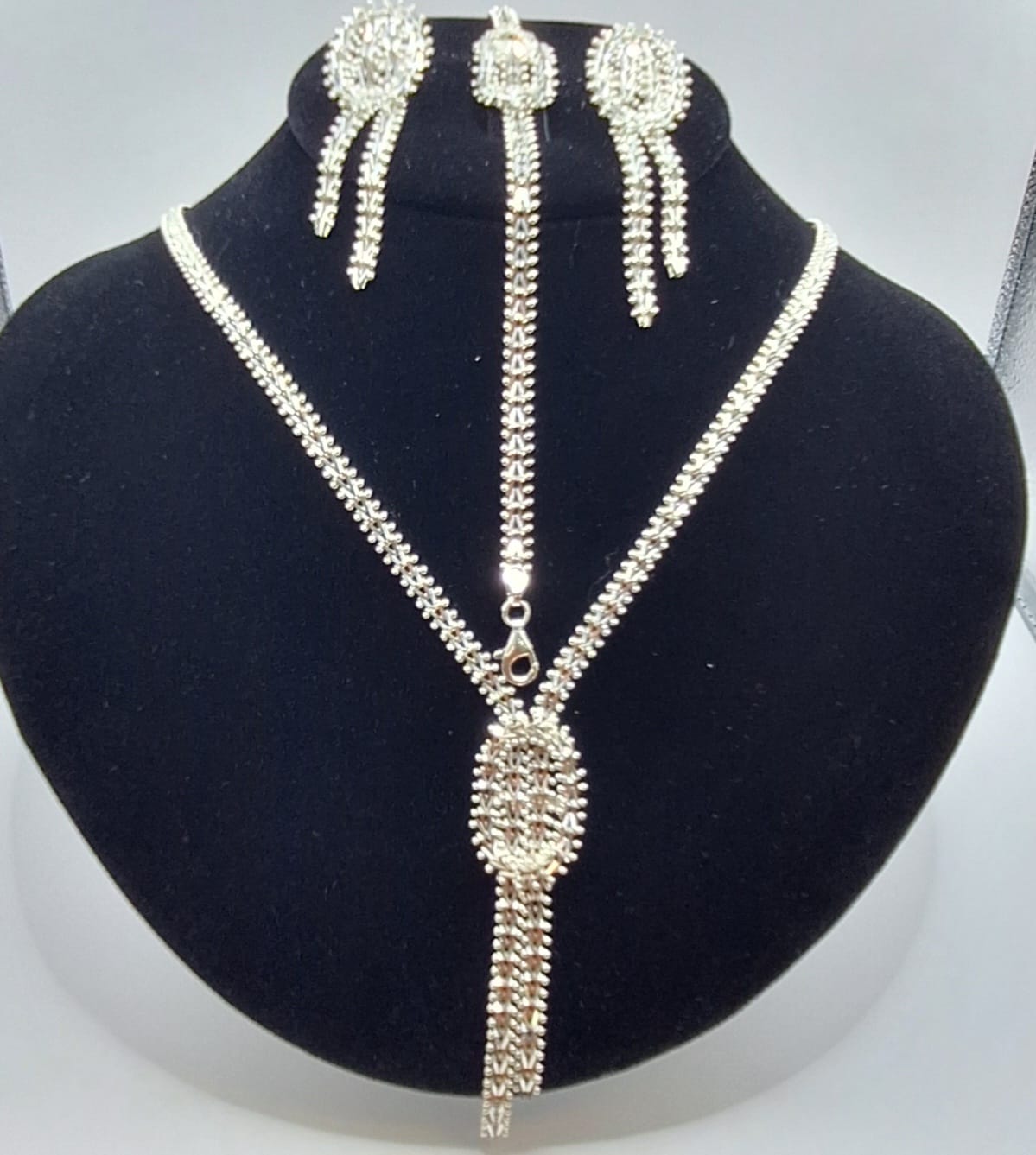 Sello de ley en el interior del set de collar diamantado en plata ley 925