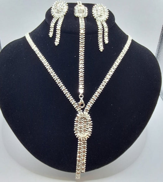 Sello de ley en el interior del set de collar diamantado en plata ley 925