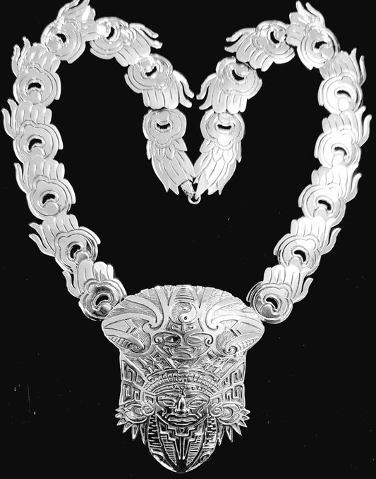 Sello de ley en el interior del collar escudo prehispánico cultura maya en plata ley 950