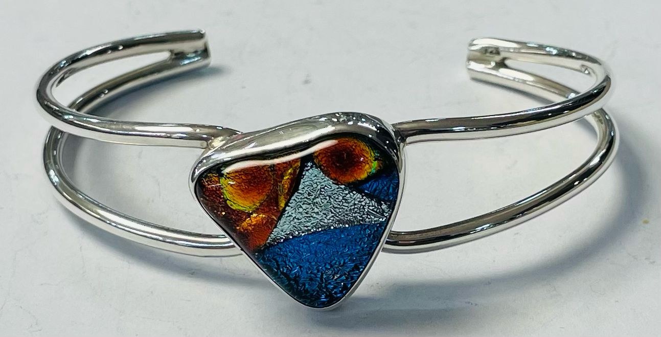 Sello de ley en el interior del brazalete con dicroico en plata ley 925