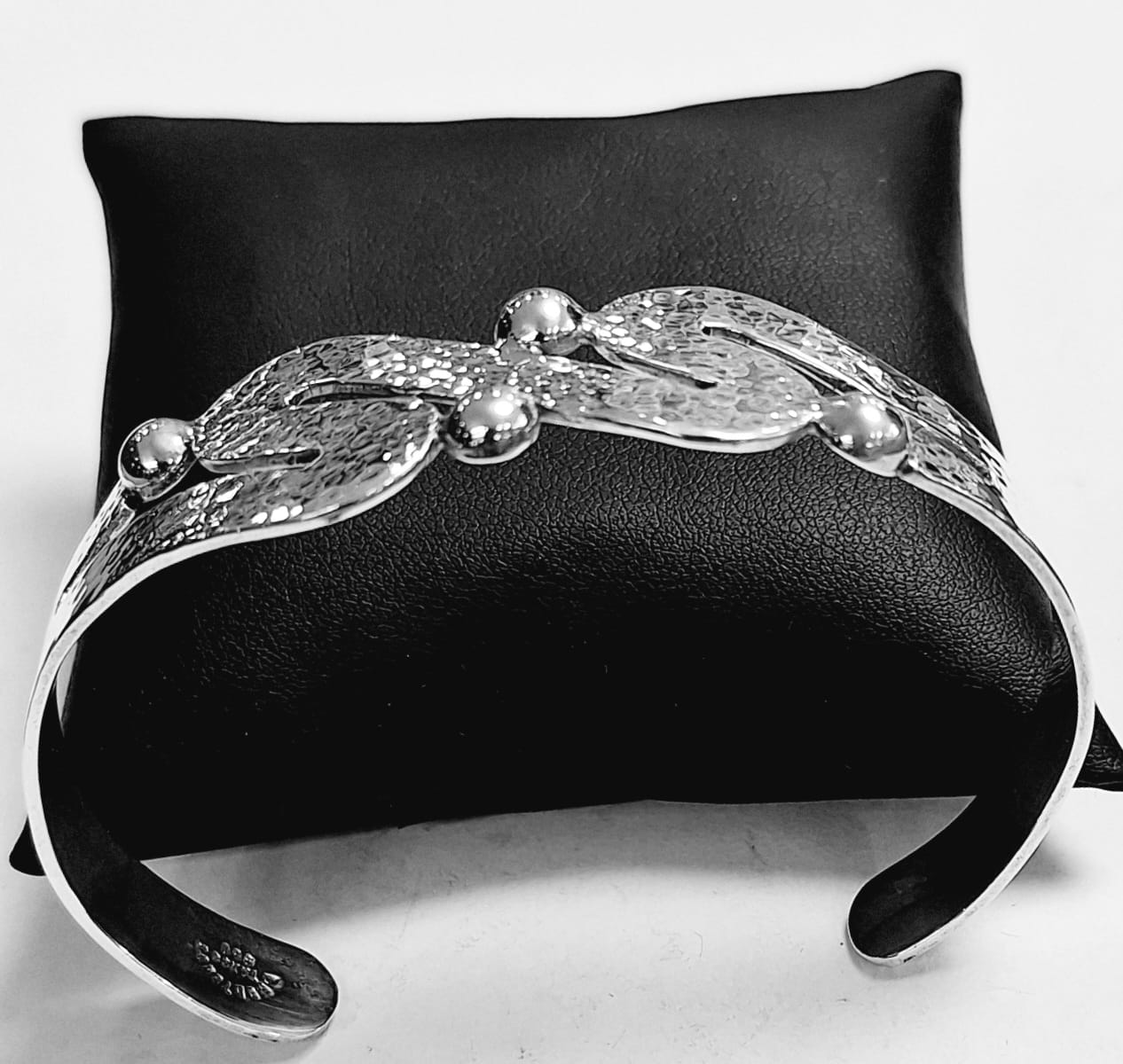 Brazalete Martillado en Plata Ley 950, sello de autenticidad Plata Ley .925
