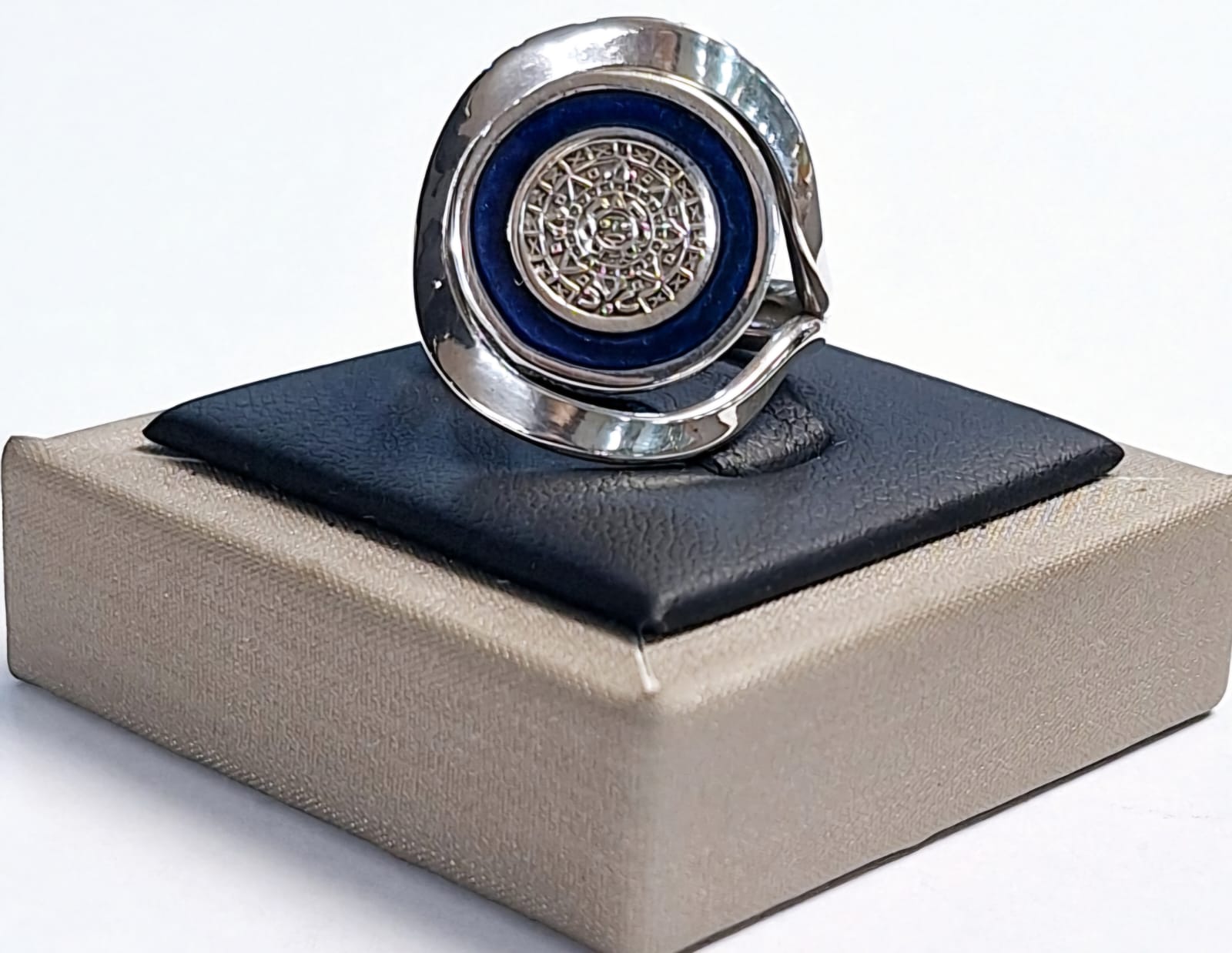 Anillo Calendario Azteca en Plata Ley 925, vista frontal
