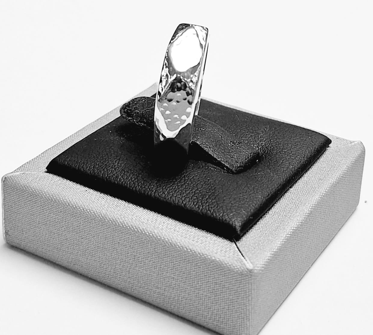 Anillo Martillado en Plata Ley 925, sello de autenticidad Plata Ley .925