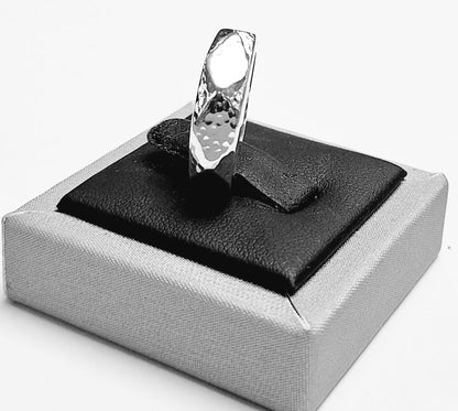 Anillo Martillado en Plata Ley 925, sello de autenticidad Plata Ley .925