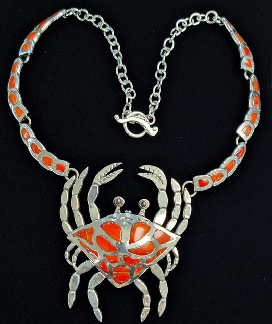 Sello de ley en el interior del collar con incrustaciones de coral en plata ley 925
