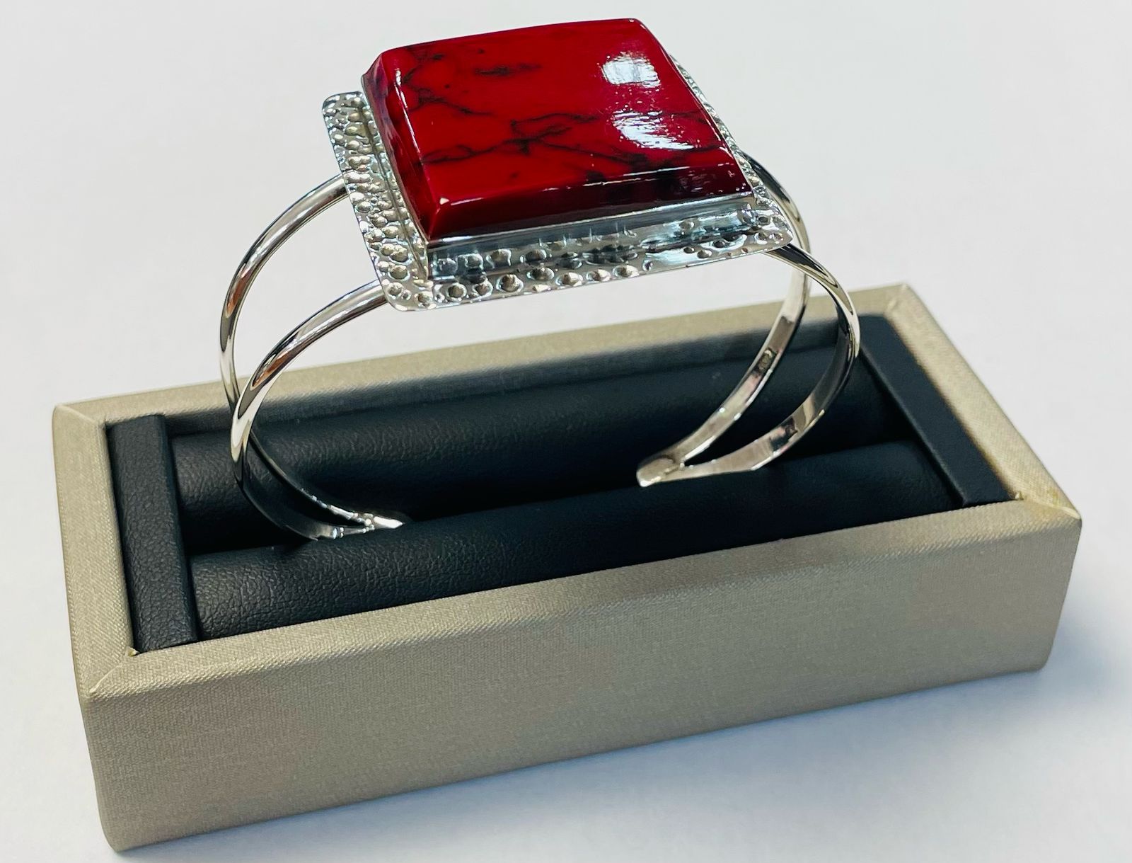 Brazalete en Plata Ley 925 con Coral, sello de autenticidad Plata Ley .925