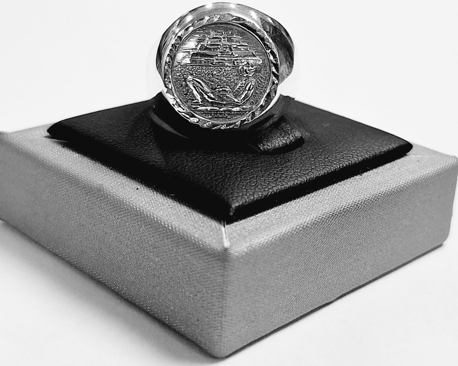 Anillo Pirámide y Chac Mool en Plata Ley 925, sello de autenticidad Plata Ley .925