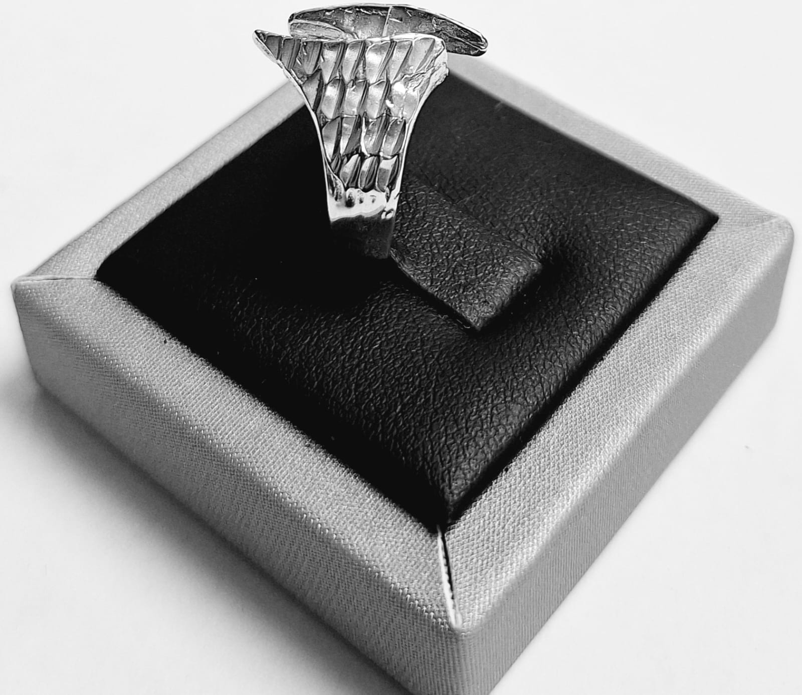 Sello de ley en el interior del anillo diamantada en plata ley 925