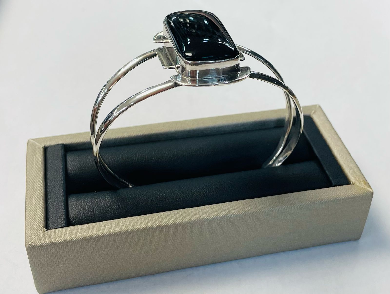 Brazalete en Plata Ley 925 con Obsidiana, sello de autenticidad Plata Ley .925