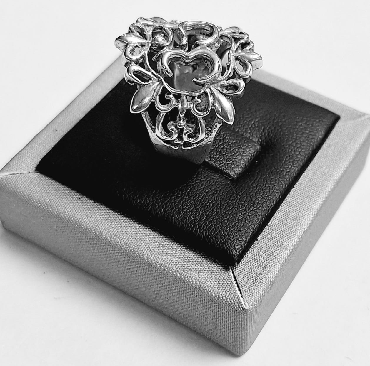 Anillo Simbolo Om en Plata Ley 925, vista frontal