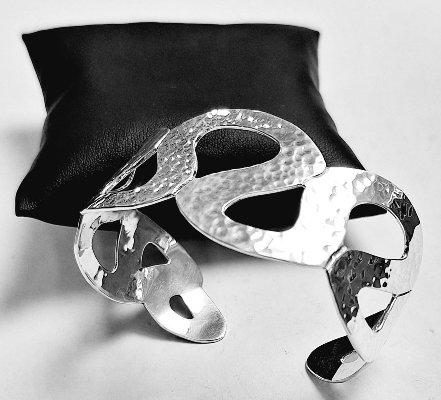 Brazalete Martillado en Plata Ley 950, sello de autenticidad Plata Ley .925