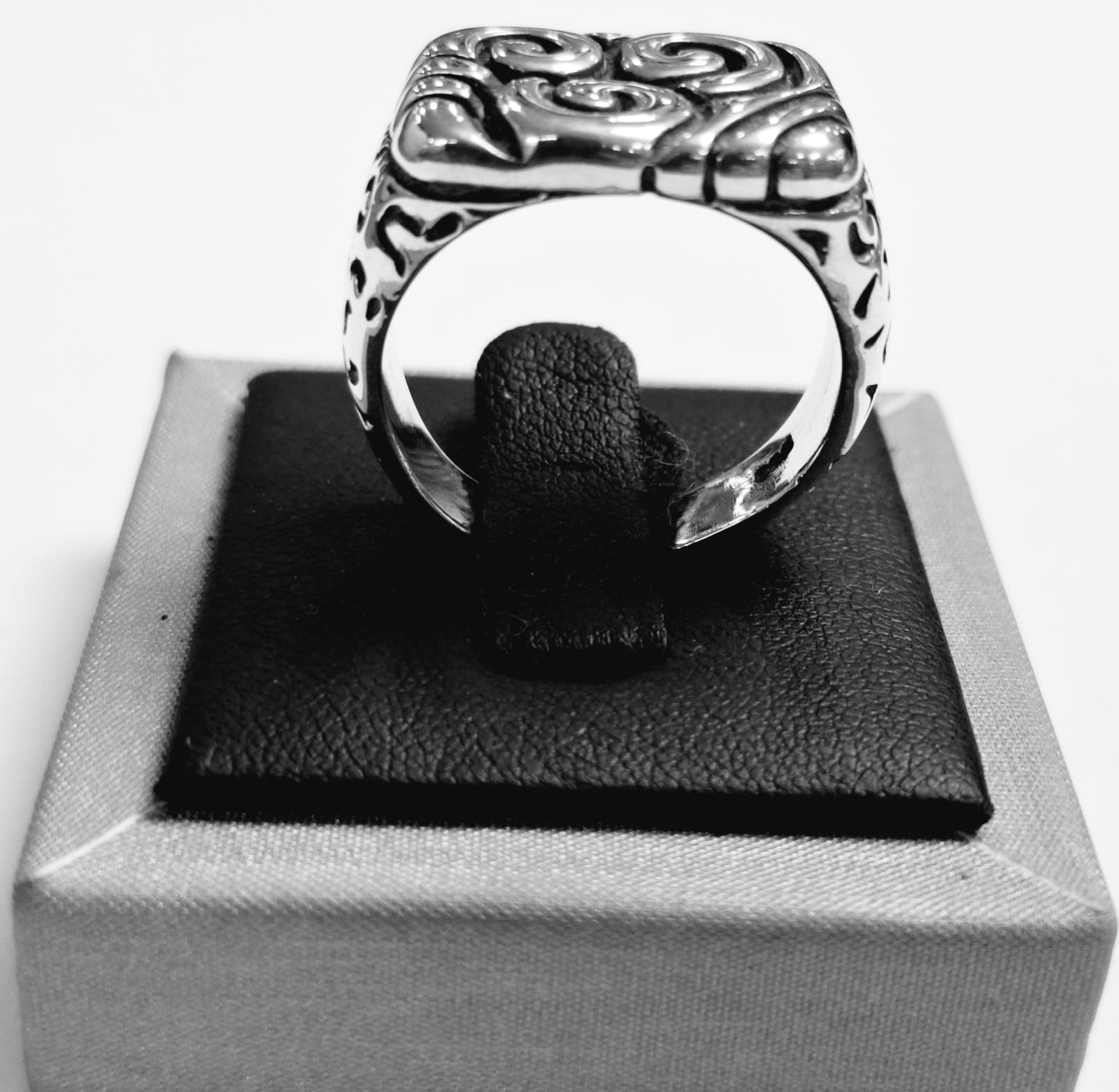 Sello de ley en el interior del anillo espiral en plata ley 925