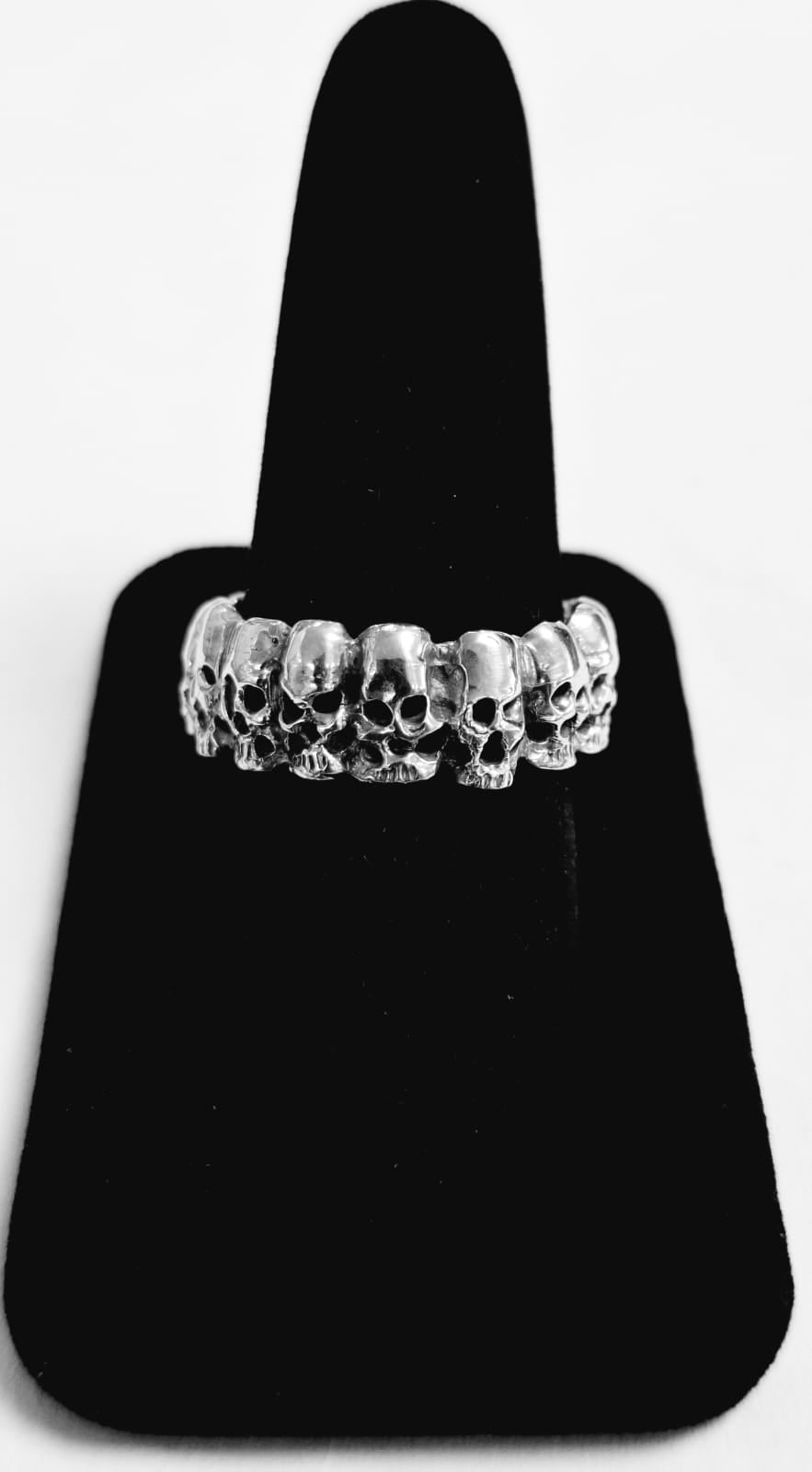 Sello de ley en el interior del anillo de cráneos en plata ley 925