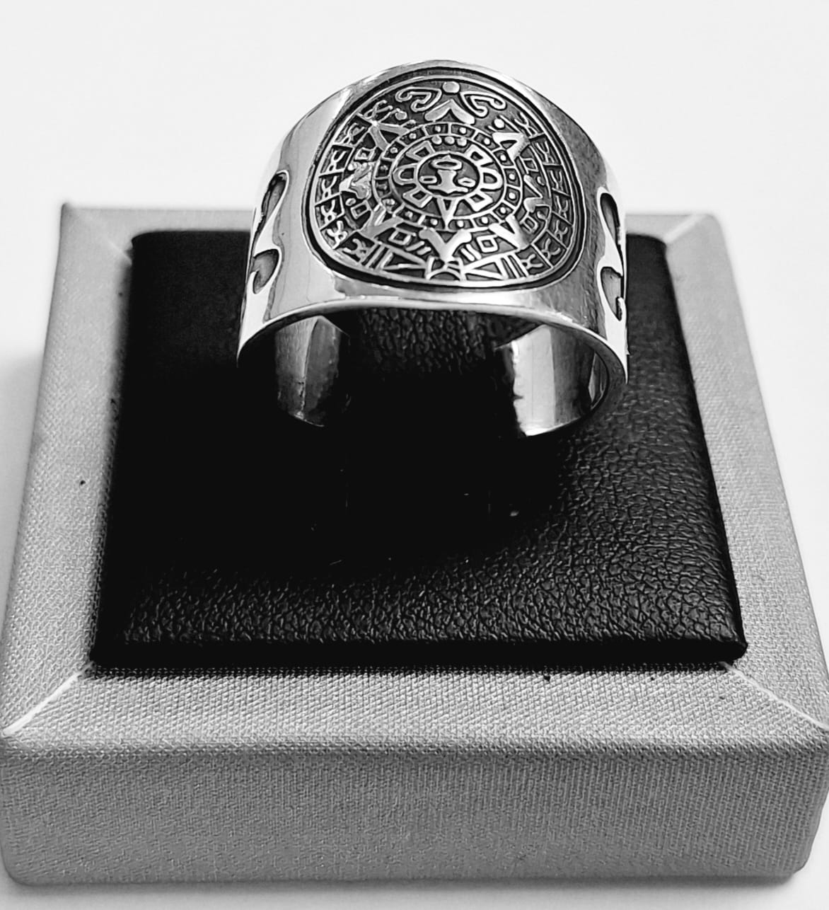 Sello de ley en el interior del anillo calendario azteca en plata ley 925