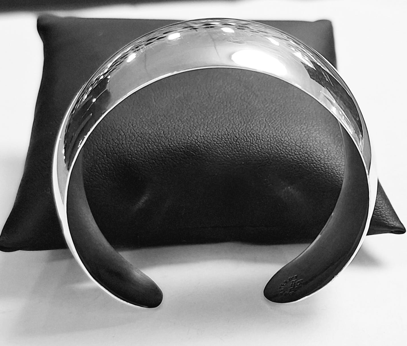 Sello de ley en el interior del brazalete en plata ley 925