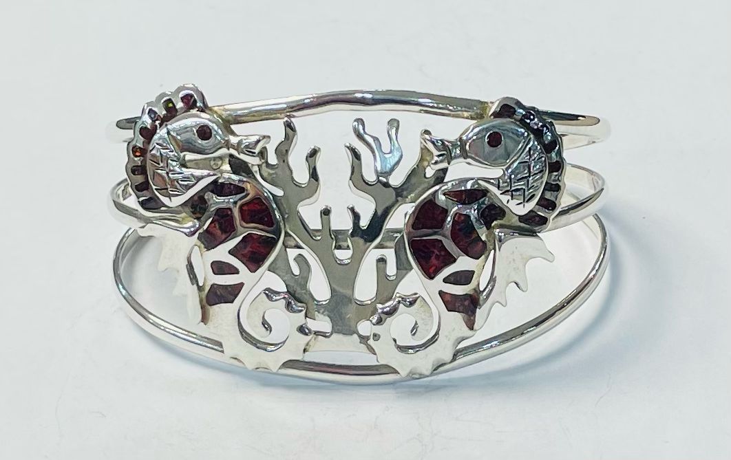 Sello de ley en el interior del brazalete con opalo en plata ley 925