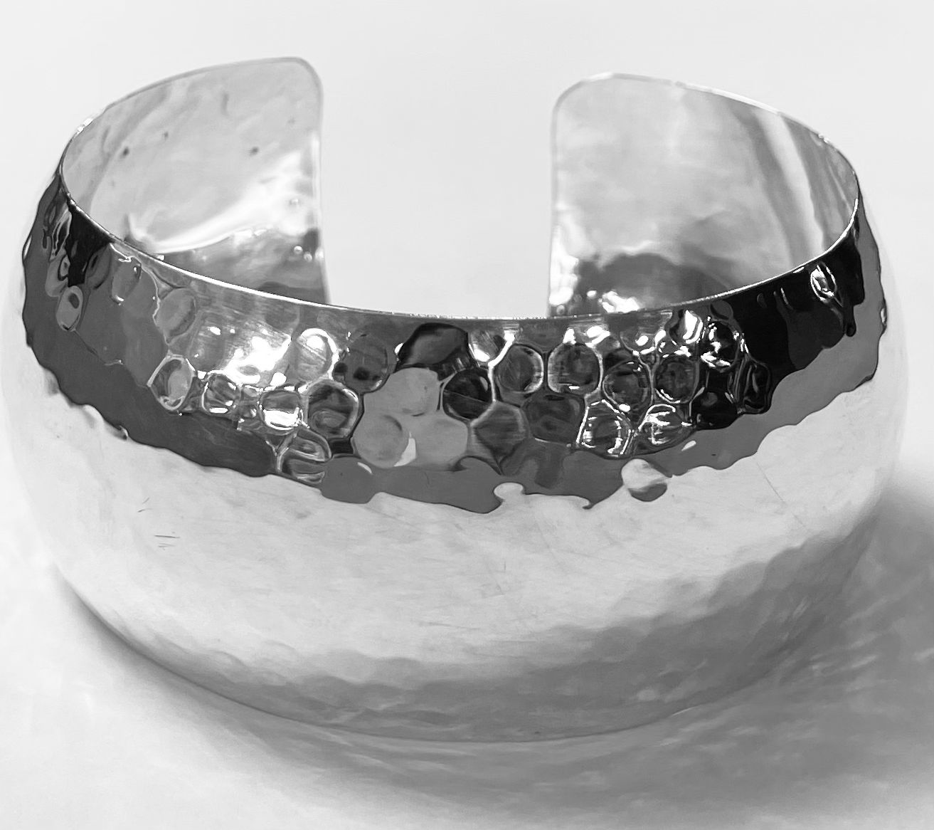 Sello de ley en el interior del brazalete martillado en plata ley 925
