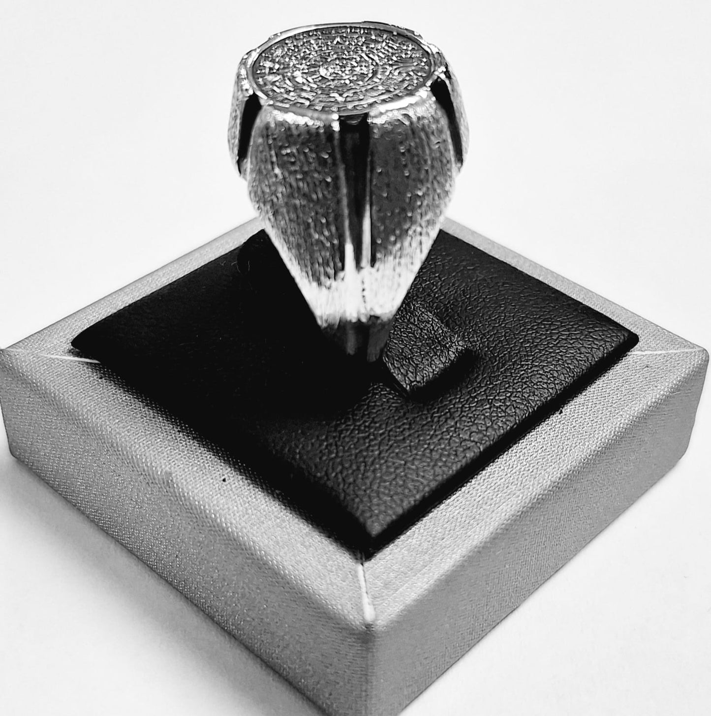 Anillo Mate Calendario Azteca en Plata Ley 925, vista frontal