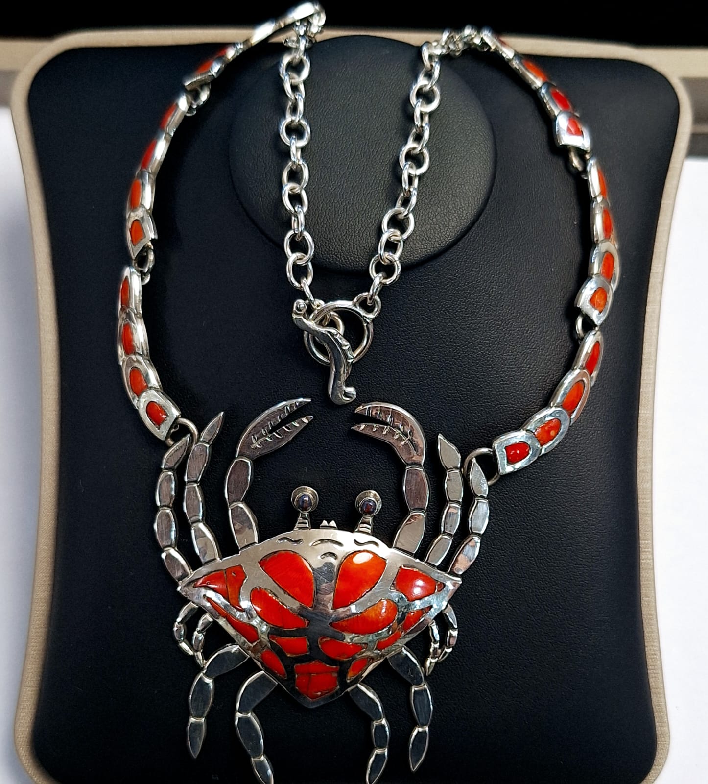Collar con Incrustaciones de Coral en Plata Ley 925, vista frontal