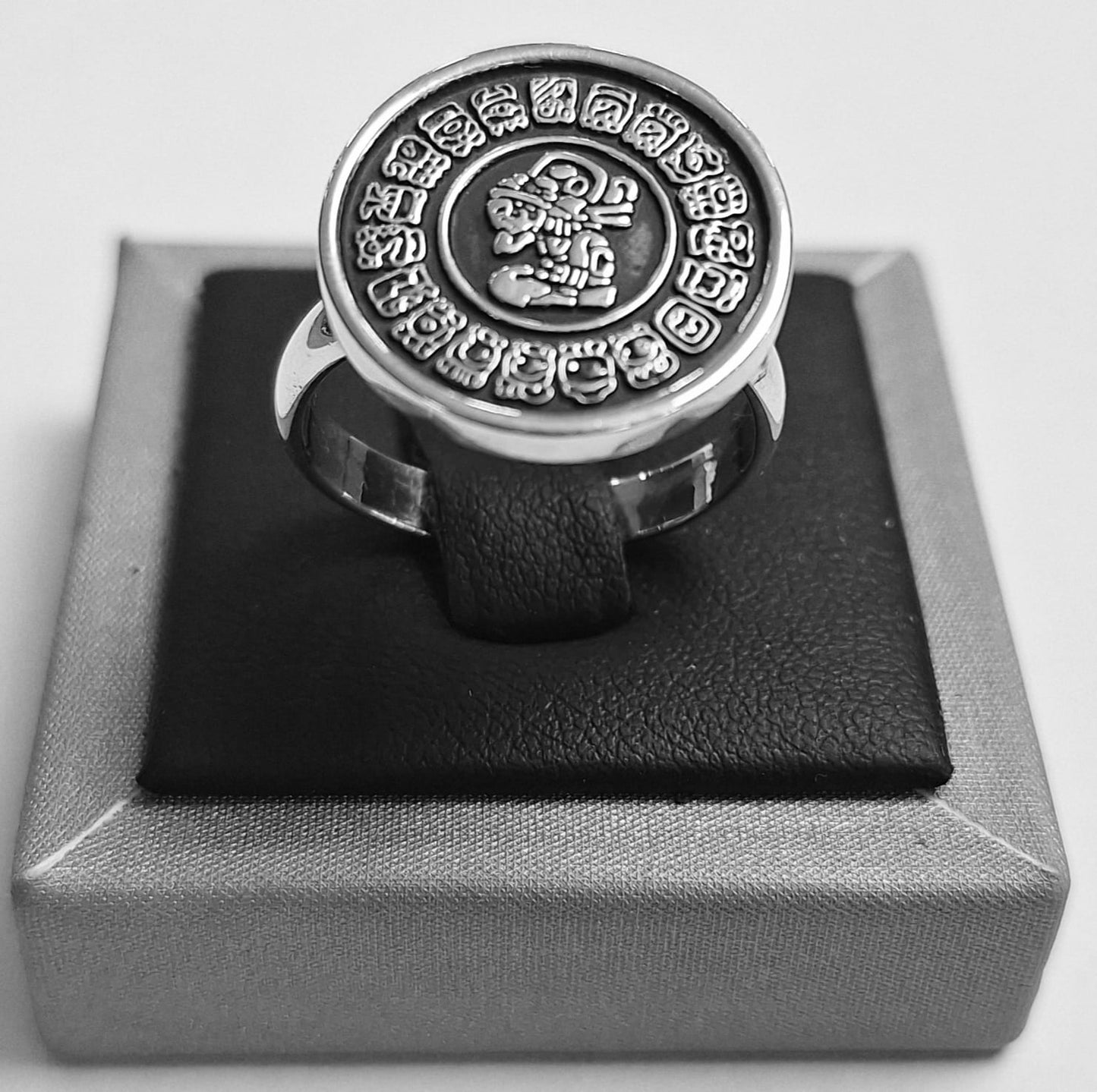 Sello de ley en el interior del anillo calendario maya en plata ley 950