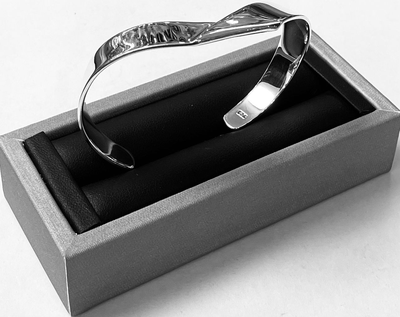 Brazalete en Plata Ley 925, sello de autenticidad Plata Ley .925