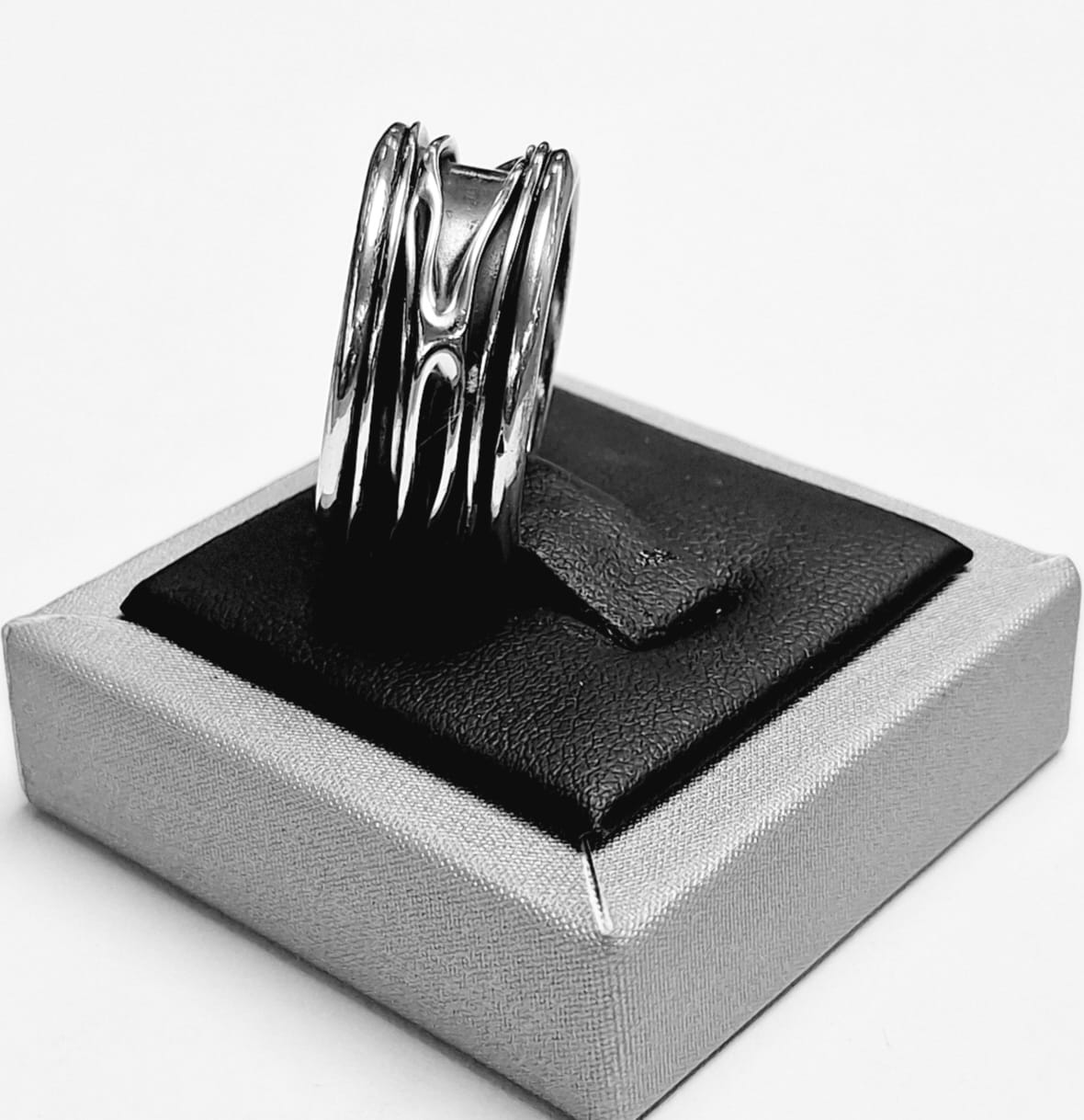 Anillo Corrugado en Plata Ley 925, vista frontal