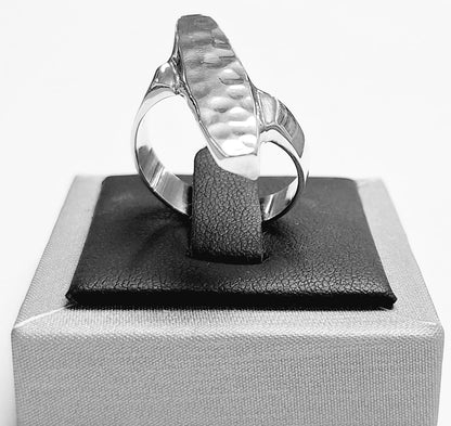 Sello de ley en el interior del anillo martillado en plata ley 925