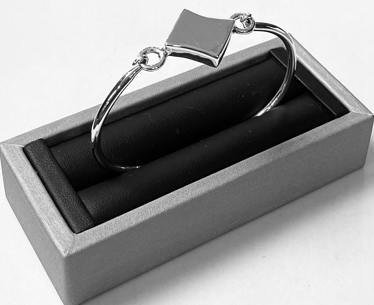 Brazalete en Plata Ley 925, sello de autenticidad Plata Ley .925