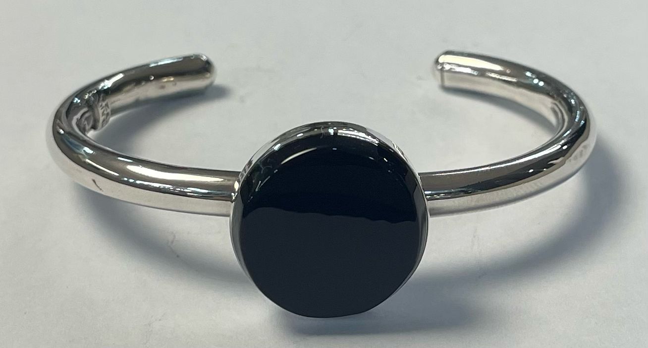 Sello de ley en el interior del brazalete con obsidiana en plata ley 925