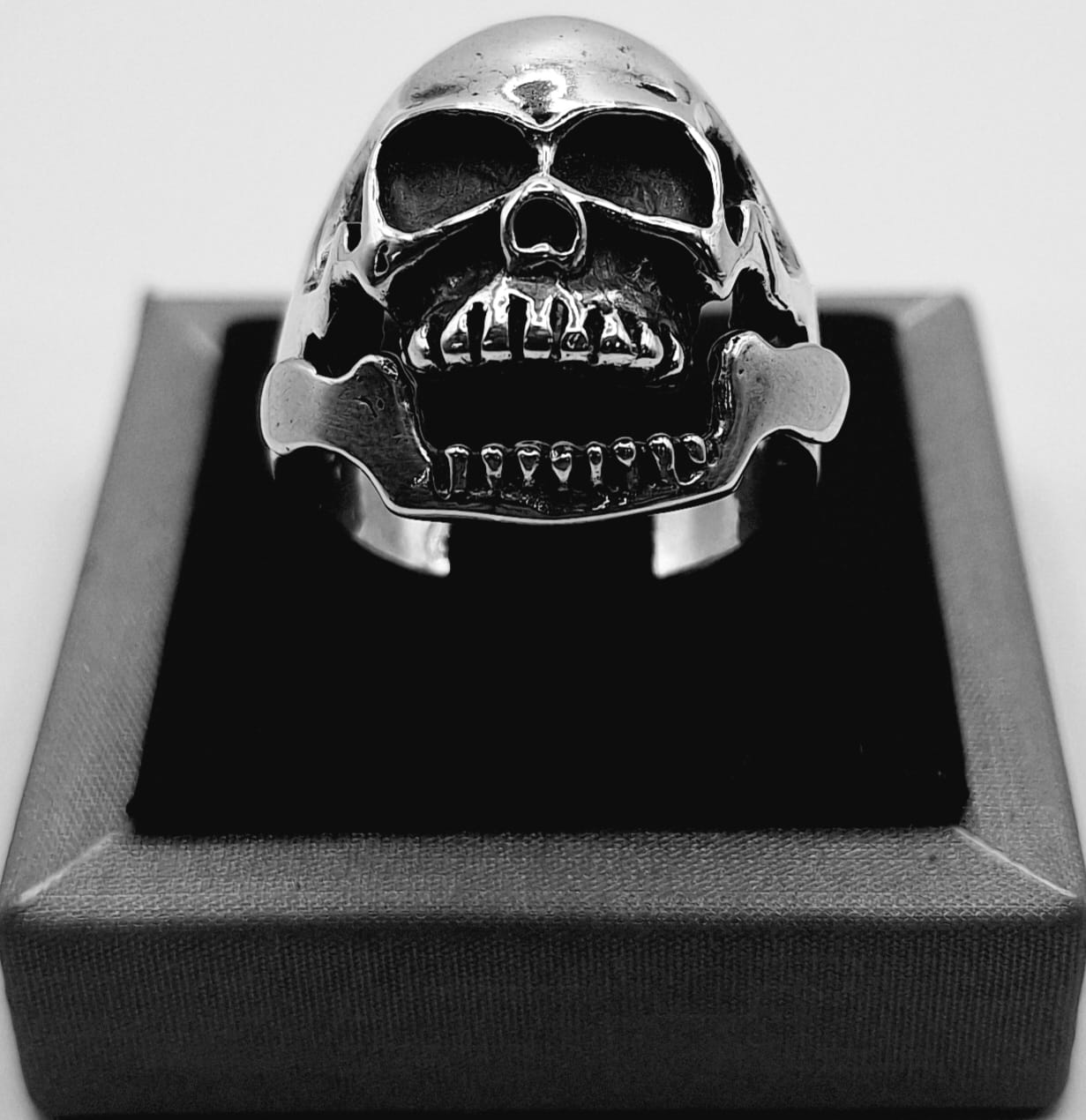 Anillo Craneo en Plata Ley 925, sello de autenticidad Plata Ley .925