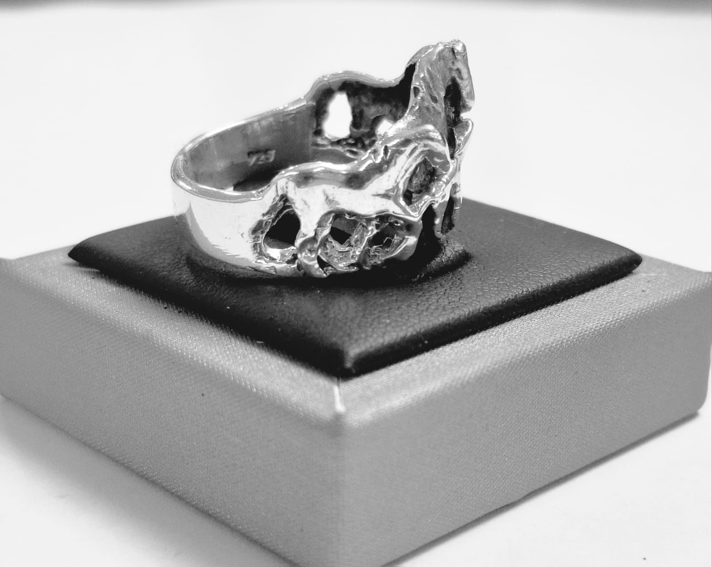 Anillo de Cuatro Caballos en Plata Ley 925, sello de autenticidad Plata Ley .925