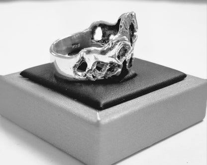 Anillo de Cuatro Caballos en Plata Ley 925, sello de autenticidad Plata Ley .925