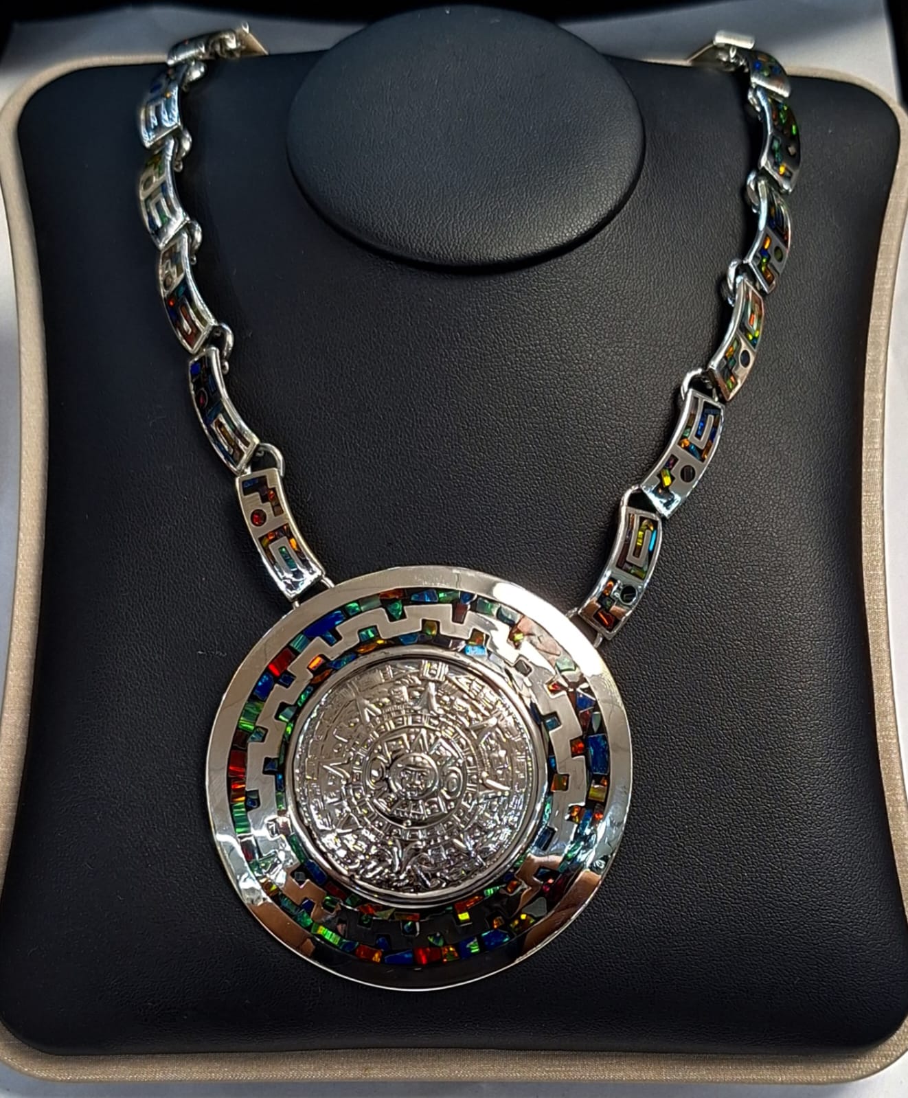 Collar Calendario Azteca con Incrustaciones de Ópalo en Plata Ley 950, vista frontal