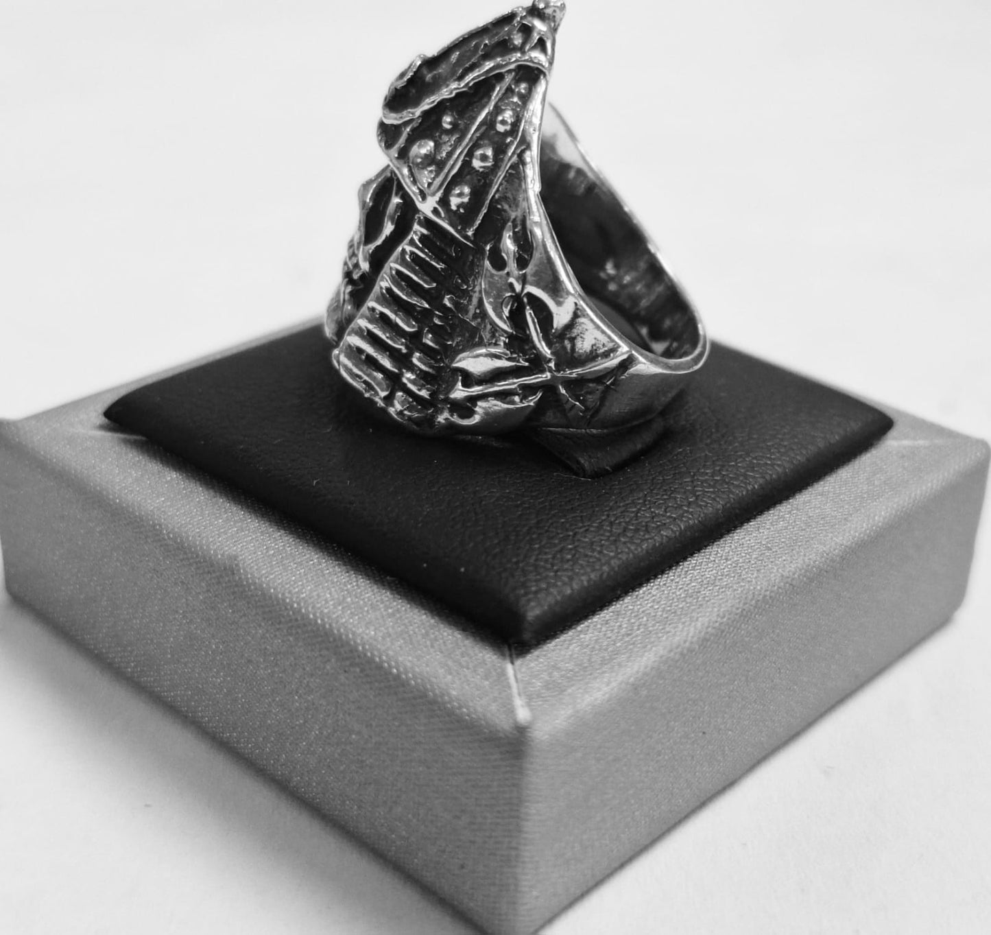 Anillo Calavera Guerrero Samurai en Plata 925, sello de autenticidad Plata Ley .925
