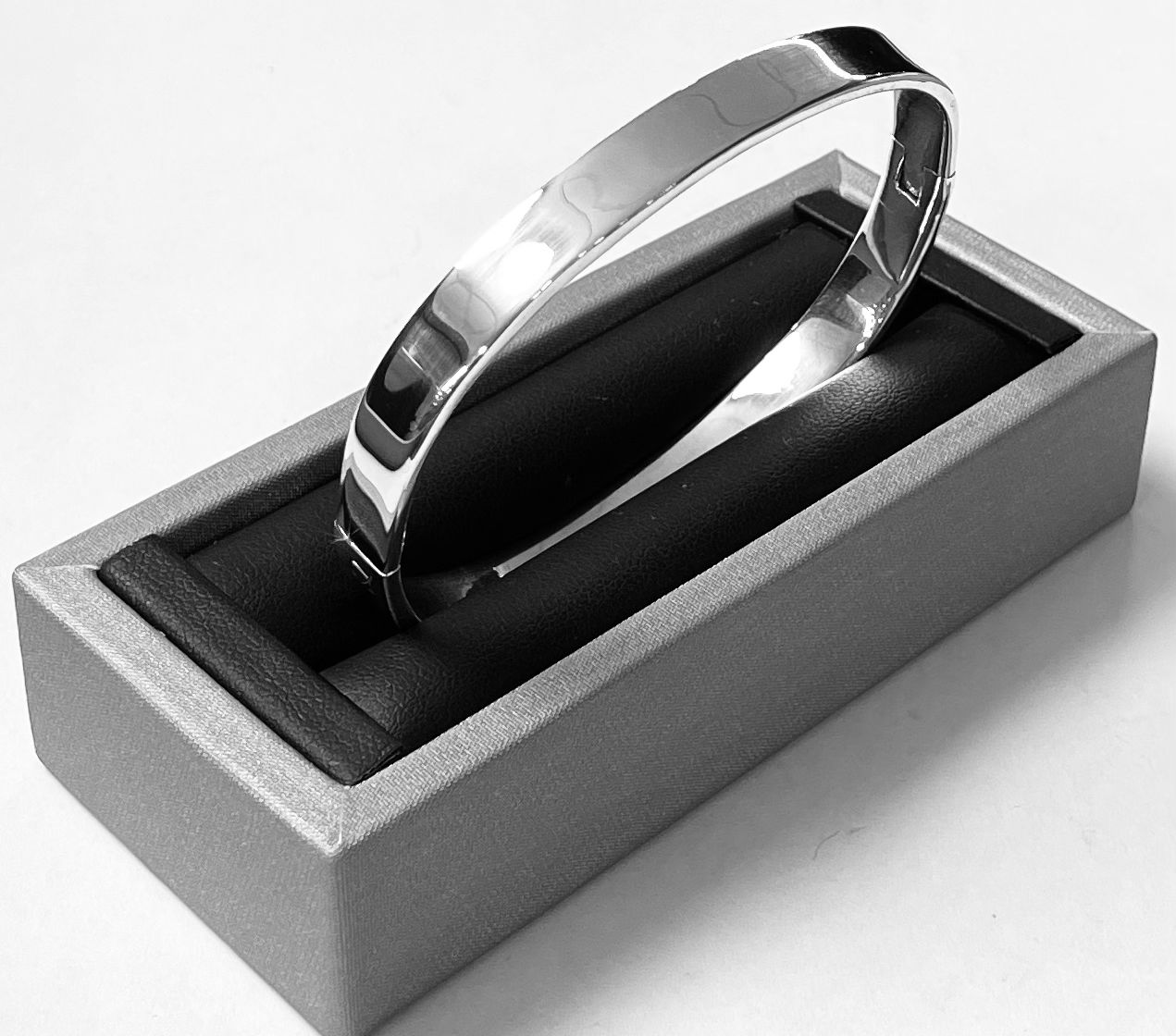 Brazalete Ovalado en Plata Ley 925, sello de autenticidad Plata Ley .925