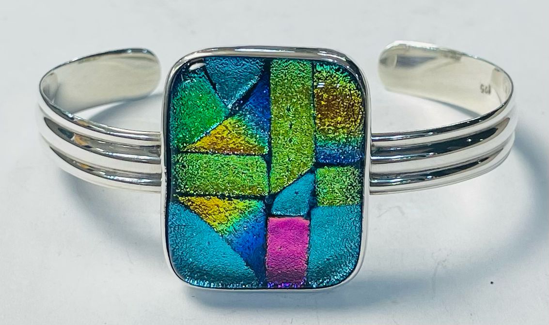 Sello de ley en el interior del brazalete con dicroico en plata ley 925